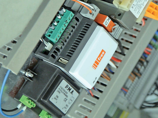 Abb. 2 Kompakt aber leistungsstark: Der Free-Regler Smart im Schaltschrank der Schulbox.