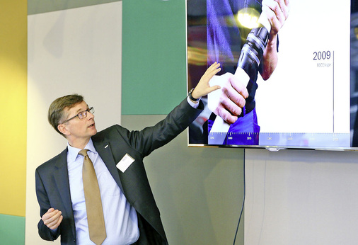 Abb. 3 Tece-Gründer und geschäftsführender Gesellschafter Thomas Fehlings erläutert Meilensteine der 25-jährigen Unternehmensgeschichte.