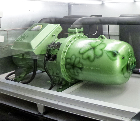 Abb. 3 Smartheat Großwärmepumpe der Serie Titan mit 280 kW Heizleistung und 4-Stufen-Regelung.
