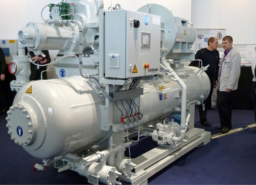 Abb. 7 Die Mayekawa Hochdruck-Wärmepumpe (50 bar) mit dem Kältemittel NH3 nutzt die Kondensationswärme bestehender Kälteanlagen als Wärmequelle, um daraus etwa 85 °C heißes Wasser zu erzeugen.