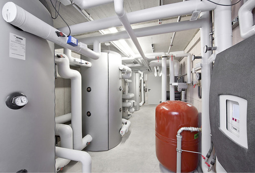 Abb. 2 Pufferspeicher und Solarübergabe­station.