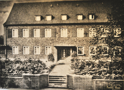 Abb. 3 Das Kloster um 1930: Denkmalgeschützte Fassade, Zugangsbereich, Vorgarten — die Originaloptik blieb weitgehend erhalten. - © Lischka / Schulz für Stiebel Eltron
