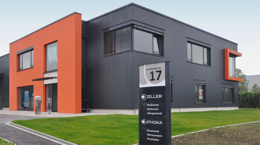 Abb. 4 In Herten wurde im Jahr 2010 ein wissenschaftlich begleitetes Netto-Null-Energie-Gewerbegebäude (Büro- und Betriebsgebäude) mit Großserienprodukten errichtet Webcode 303419. Tragende Rollen beim Energiekonzept spielen Wärmepumpen und Photovoltaik-Anlagen. Das Ziel „Netto-Null“ wurde bereits im ersten Jahr übererfüllt. Nun wird auch untersucht, welchen Optimierungsbeitrag die Energiespeicherung leisten kann.