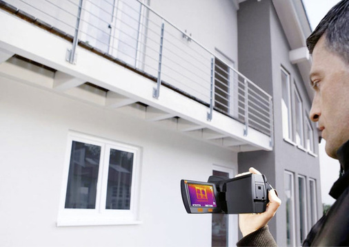 Abb. 2 Wärmebrücken in den Heizkörpernischen decken IR-Kameras ebenso schonungslos auf,…