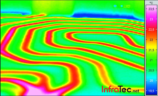 Abb. 4 Im Mauerwerk oder Estrich verlegte Leitungen können visualisiert und… - © InfraTec
