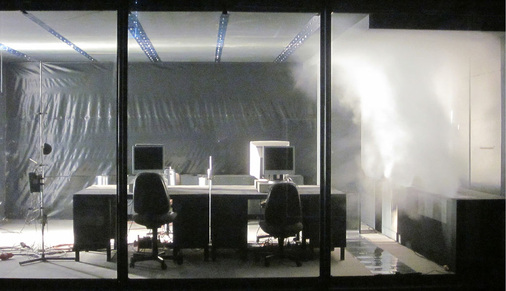 Abb. 3 Im Strömungs­labor von LTG: Visualisierung der Luftströmung an einem Klimagerät.