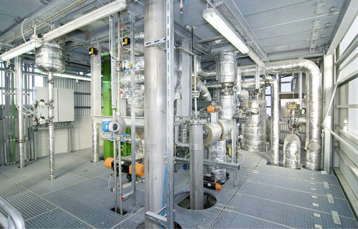 Abb. 2 388 kW Strom und 630 kW Wärmeenergie liefert dieser Heat-Pipe-Reformer von Agnion Technologies, Hettenshausen. Durch die indirekte Wärmeübertragung aus der drucklosen Brennkammer in den druckaufgeladenen Reformer mithilfe von Heatpipes könnte Holzabfall und Landschaftspflegematerial quasi schadstofffrei zu Holzgas umgewandelt werden.
