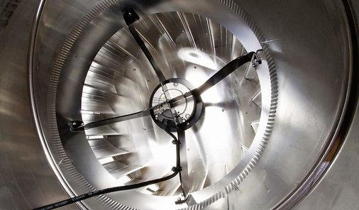 Abb. 2 Der bei Bedarf zuschaltbare Elektromotor beim Hybridventilator ecopower stellt für den reinen Windbetrieb keine Behinderung dar.