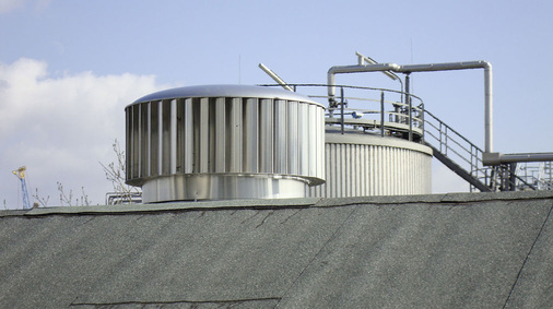 Abb. 6 Produktionshalle bei Shell Deutschland Oil mit ausschließlich vom Wind angetriebenen Ventilatoren.