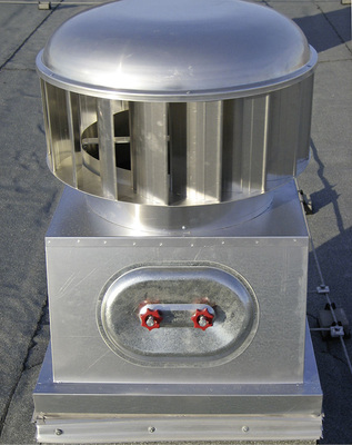 Abb. 7 Ventfair-Ventilator auf einem WBS-70/5-Plattenbau. Die Wohnungsbaugenossenschaft Lichtenberg ­erreicht mit den ausschließlich vom Wind angetrie­benen Ausführungen nahezu den Mindest-Abluft­volumenstrom zur maschinellen Entlüftung von Bädern mit dauernder Abführung nach DIN 18017.