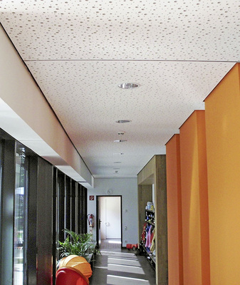 Abb. 5 Viel Licht, strukturierte Wände und integrierte Garderoben — die Flure erschließen den Zugang zu den verschiedenen Gruppenräumen. Eine Klimasimulation ergab, dass die von der DGNB empfohlene Raumtemperatur durch ein Konzept mit Lüftungsschlitzen nicht zu gewährleisten war.