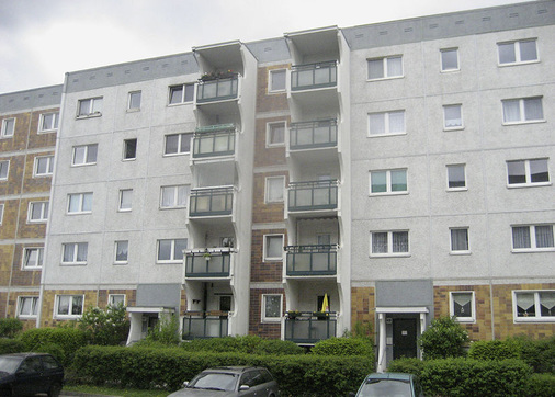 Abb. 2 Frontansicht des Plattenbaus in der ­Torgauer Straße 57, in dem die HAST Fernwärmestation ­eingebaut worden ist. - © W. Bälz & Sohn
