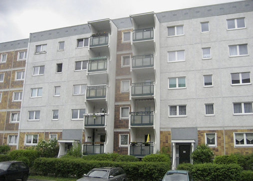 Abb. 2 Frontansicht des Plattenbaus in der ­Torgauer Straße 57, in dem die HAST Fernwärmestation ­eingebaut worden ist.