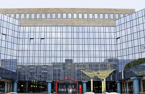 Abb. 2 In diesem Gebäude der Stadtsparkasse München experimentierte Albert Bauer jahrelang an neuen Regelungs­strategien. Dabei fand er heraus, dass eine ­chaotische Luftführung zu mehr Behaglichkeit führt als eine gerichtete Luftführung und sie zudem noch energie­sparender arbeitet.