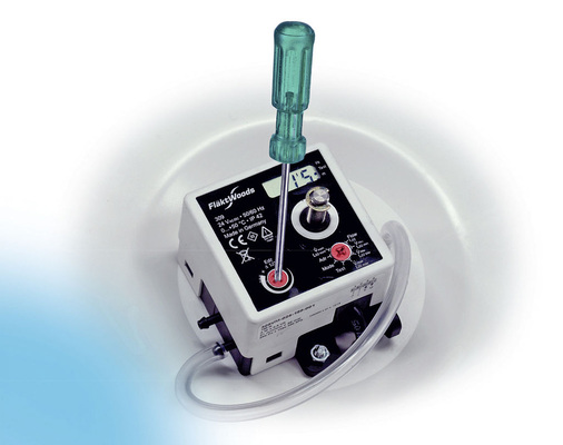 Abb. 3 Die Wurfweite wird beim Luftauslass Optimix Active Diffuser einmalig mit einem Schraubendreher eingestellt, der eingestellte Wert ist im LCD-Feld des Reglers einsehbar.