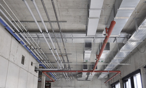 Abb. 3 Die Herausforderung für die Gebäude­automatisierung besteht darin, konventionelle HLK-Technik und innovative prototypische ­Systeme so miteinander zu verbinden, dass ­möglichst geringe Wärme- und Kälteleistungen bereitgestellt werden müssen.