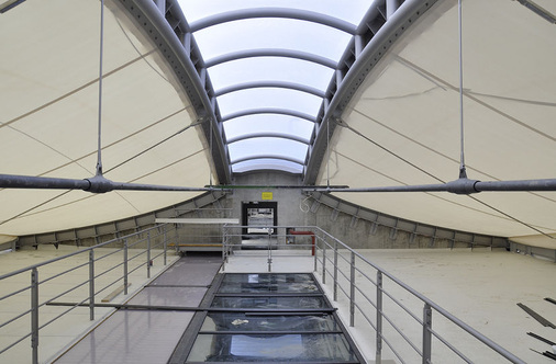 Abb. 2 Transparente Dachkonstruktion aus Membranen mit Tageslichtelement. - © Lang Hugger Rampp GmbH
