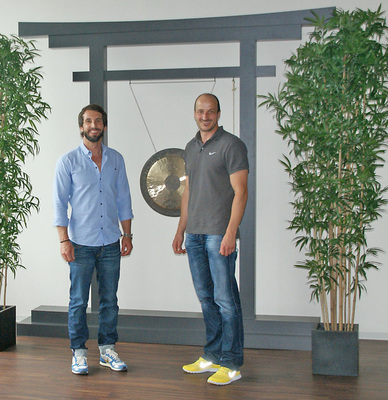 Abb. 3 Im Yoga-Raum: PURE-Geschäftsführer Kristof Pütter (links) und Dieter Schmolke, geschäfts­leitender Clubmanager, sind stolz auf den Erfolg ihres Fitnessclubs, der ein Jahr nach der Eröffnung bereits 2000 Mitglieder zählt.