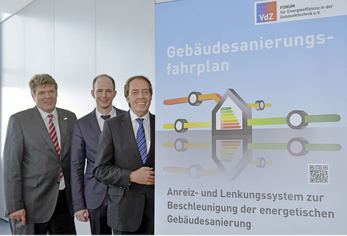 Abb. 2 Präsentierten am 12. März auf der ISH 2013 die VdZ-Initiative „Gebäudesanierungsfahrplan“ (v.l.): Frank Ebisch, Bereichsleiter Kommunikation ZVSHK; Dr. Michael Herma, VdZ-Geschäftsführer; Hermann W. Brennecke, VdZ-Präsident. Download des Gebäudesanierungsfahrplans: www.bit.ly/vdz_sanplan