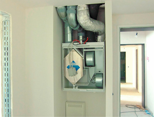 Abb. 2 Jede der 18 Wohnungen wurde mit einem ­eigenen Kompaktlüftungsgerät mit KreuzGegenstrom-Wärmeübertrager und bis zu 90 % Wärmerückgewinnungsgrad ausgestattet.