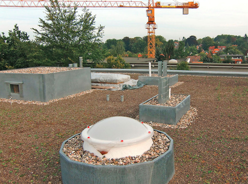 Abb. 5 In der Außen­fassade konnten Wanddurchdringungen und Lüftungs­gitter durch die Führung von Außen- und Fortluftleitungen in Installations­schächten über Dach vermieden werden.