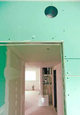 Abb. 4 Die Luftverteilung für Zuluft und Abluft innerhalb der Wohnungen erfolgt unsichtbar in einer Deckenabhängung im Flur mit 15 cm lichter Höhe, auf der die verwendeten ValloFlex-Rondo-Lüftungsrohre gekreuzt werden konnten. - © Wolfgang Heinl

