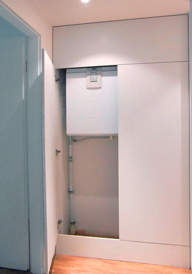 Abb. 3 Wohnungslüftungsgeräte konnten durch ihre kompakten Abmessungen in Abstellräumen oder Wandnischen platziert werden. Die Kondensatableitung erfolgt über eine Sammel-Entwässerungsleitung.