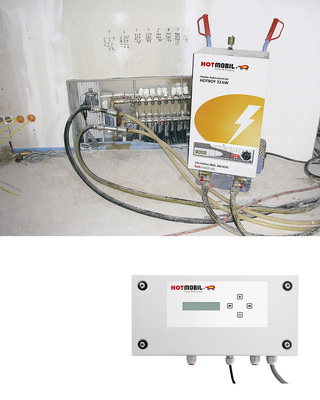 Abb. 3 Mit mobilen Elektroheizgeräten (rechts) kann die zur Estrichaufheizung ­benötigte Heizwärme ­direkt in einen Heizkreisverteiler eingespeist ­werden. In der Regeleinheit Hotcontrol (unten) ­hinterlegte Heizpro­gramme ermöglichen ­einen automatisierten ­Ablauf beim Funktions­heizen und beim ­Belegreifheizen.