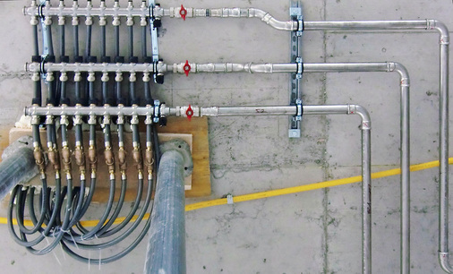 Abb. 7 Mit der Zufuhr von Heizwärme lässt sich bei Deckenkonstruk­tionen mit thermischer Bauteilaktivierung die Bauzeit verkürzen.