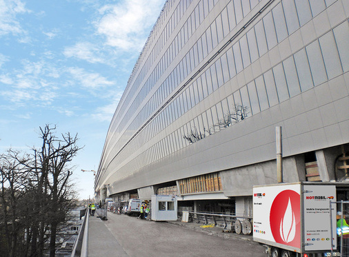 Abb. 6 Moderne Gewerbeobjekte werden zunehmend über Flächen­heizsysteme oder eine thermische Bauteil­aktivierung beheizt. Mit mobilen Heizzentralen wird in der Bauphase die benötigte Heizwärme bereitgestellt.