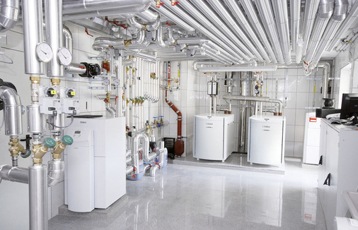 Abb. 5 Anlagen zur ­Wärme-, Trinkwarmwasser- und Energieversorgung werden immer komplexer. Den zahlreichen Wechselwirkungen und Optimierungsmöglichkeiten kommt dadurch ein immer größeres Gewicht zu.