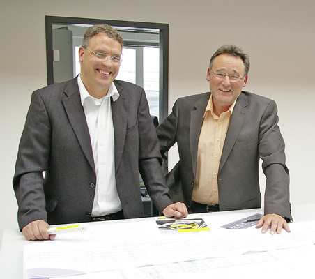 Abb. 5 Andreas Rödel (rechts) hat sich während der Planungs­phase auch regelmäßig mit Viega-Planerberater Marco Trümper abgestimmt, wenn es bei der Auslegung der Trinkwasser-Installation beispielsweise um die detaillierte Umsetzung ­hygieneerhaltender ­Maßnahmen ging.
