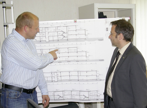 Abb. 4 HLF-Techniker Andre Stagge (links) und Viega-Verkaufsberater Gerd Herrmann ­diskutieren die Feinheiten der TrinkwasserInstallation für den Hotelneubau in Kühlungsborn.