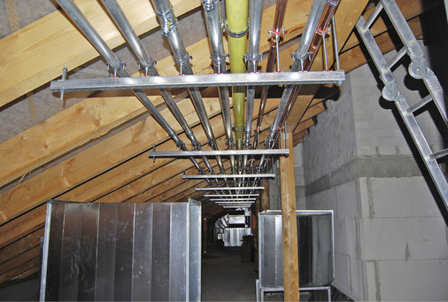 Abb. 6 Die Hauptverteilungen für Trinkwasser warm/ kalt wurden mit Sanpress und Sanpress-Rohr 1.4521 und die Etagenverteilung und die Anbindeleitungen mit dem formstabilen Rohrleitungssystem Raxofix mit durchflussoptimierten Verbindern geplant und ausgeführt.