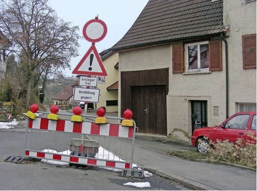 Abb. 10 Durch mindestens eine nicht richtig abgedichtete Erd­wärmesonde steigt in Wurmlingen Wasser in Grundgipsschichten auf, Erdfälle sind die Folge. Allein die Schäden im Straßen­bereich werden auf 0,5 Mio. Euro ­geschätzt. - © Margot Dertinger-Schmid
