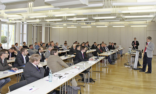 Abb. 8 Symposium „Kalte Nahwärme und ­Eisspeicher als alter­native Wärmequelle für Wärmepumpen“ des TWK Test- und Weiterbildungszentrum Wärmepumpen und Kältetechnik, Karlsruhe. Die kalte Nah- und Fernwärme befindet sich noch im Pilotstadium. - © Margot Dertinger-Schmid
