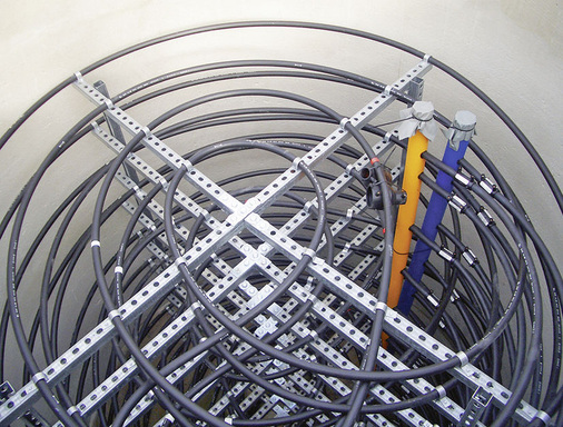 Abb. 9 Eisspeicher machen gleichzeitig Wärme aus der Umgebungsluft, dem Erdreich und der solaren Einstrahlung für die Wärmepumpe nutzbar. Damit die Wärmepumpe mit der jeweils günstigeren Wärmequelle versorgt wird, ist ein intelligentes Wärmequellenmanagement erforderlich.