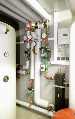 Abb. 3 Im gewerblichen Bereich haben die Betreiber von Trinkwasser-Installationen, in denen sich ­Großanlagen zur Trinkwassererwärmung sowie Duschen oder andere Trinkwasser vernebelnde Einrichtungen befinden, besondere Pflichten zum Erhalt der Trinkwasserqualität.