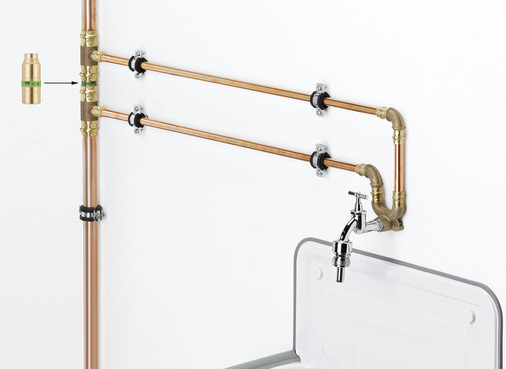 Abb. 5 In den Anschlussleitungen von Ausgussbecken, Heizungsfüllstationen und ­anderen selten genutzten Entnahme­stellen kann durch den nachträglichen Einbau ­einer Einpressdüse nach dem ­Venturi-Prinzip ­Stagnation vermieden werden.