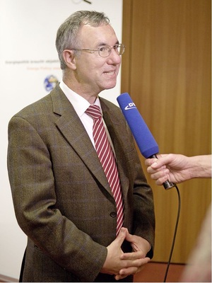 Abb. 4 Werner Zittel: „Je weiter der Förderrückgang mit hohem technischen und finanziellen Aufwand hinausgeschoben wird, umso steiler wird der Abstieg. Das ist wie bei einem Schwamm. Den können Sie langsam oder schnell aus­drücken. An der Gesamtmenge, die heraustropft ändert das nichts.“