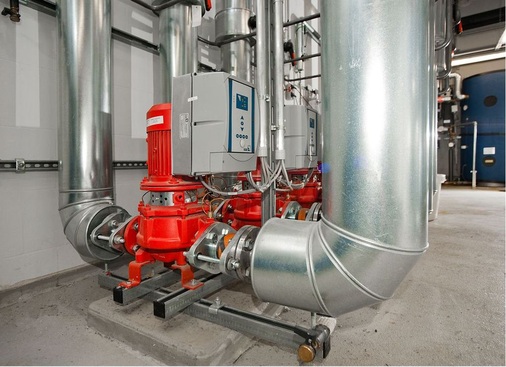 Abb. 4 Wo große Fördermengen und hohe ­Drücke erforderlich sind, gleichzeitig sich aber laufend die Entnahme oder Umwälzmenge verändert, passt die von KSB ­entwickelte Pumpendrehzahlregelung PumpDrive die Förderleistungen dem jeweils momentanen Bedarf an.