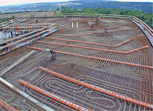 Abb. 2 Die Nutzung von thermoaktiven Bauteilsystemen zur Aktivierung des Speichervermögens von Gebäuden gilt heute als die wirtschaftlichste Lösung zur Nutzung von preisvariablen Stromtarifen.