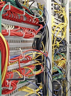 Abb. 5 Der automatisierte Informationsaustausch zwischen Maschinen, Aggregaten und zentralen Leitstellen ist Voraussetzung für die sinnvolle ­Nutzung tarifgünstiger Stromangebote und einer präventiven Wärme- und Kälteerzeugung.