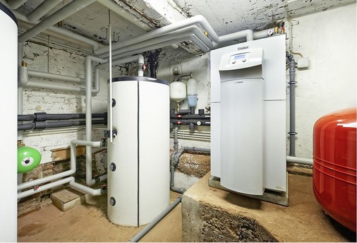 Abb. 2 Effizienz im Systemverbund: die Luft/Wasser-­Wärmepumpe (rechts) mit dem vorrangig von den thermischen Solarmodulen bedienten Multifunktionsspeicher (Mitte); links am Rand der ­zusätzliche Puffer­speicher für die ­Heizungswärme.
