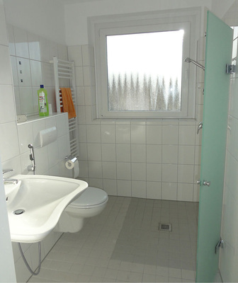 Abb. 4 Rund ein Drittel der Mieter entschloss sich für ein neues, barrierefrei gestaltetes Bad mit bodengleicher Dusche — ein Angebot von Dogewo21 im Zuge der Modernisierungsmaßnahme.