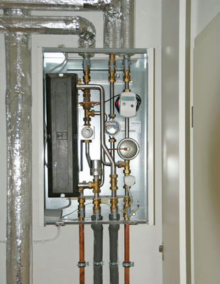 Abb. 3 …die Wärmeübergabestationen wurden im Flur angeordnet. - © AEG Haustechnik
