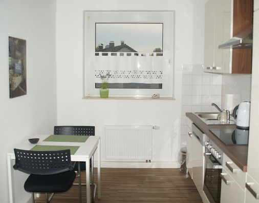 Abb. 2 Durch den Rückbau der Gasthermen zwischen Fenster und Küchenzeile wurde in den Küchen Platz gewonnen… - © AEG Haustechnik
