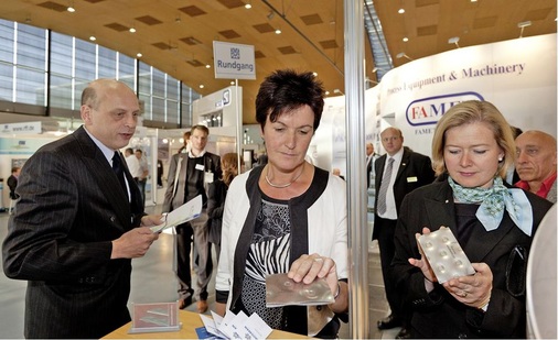 Rundgang auf der WTTExpo 2011, wo bereits das Thema Hallenheizsysteme in einer Sonderschau präsentiert wurde: Harald Krüssmann, Geschäftsführer von PP Publico Publications, Margret Mergen, Erste Bürgermeisterin von Karlsruhe und Vorsitzende des Aufsichtsrats der Karlsruher Messe- und Kongress-GmbH (KMK), und Britta Wirtz (rechts), Geschäftsführerin der KMK.