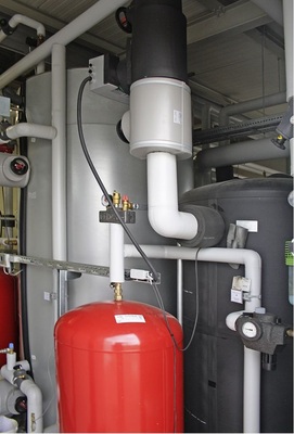 Abb. 4 Über einen Heizwasserpufferspeicher können Leistungsspitzen bei der Heizung und Trinkwassererwärmung zur besseren BHKW-Auslastung kompensiert werden. - © Carrier
