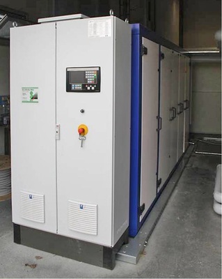 Abb. 2 Die mit dem erdgasbetriebenen Block­heizkraftwerk erzeugte elektrische Energie wird zum Betrieb der Metallbearbeitungsmaschinen verwendet, die thermische Energie wird für den Betrieb von Heizung und Absorptionskälte­maschine zur Kälteerzeugung für die Maschinenkühlung verwendet.